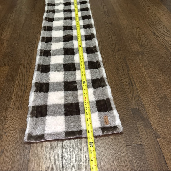 Koolaburra by UGG Faux Fur Taupe/White Checkered Table Runner ~ 70"x14” - Picture 5 of 7